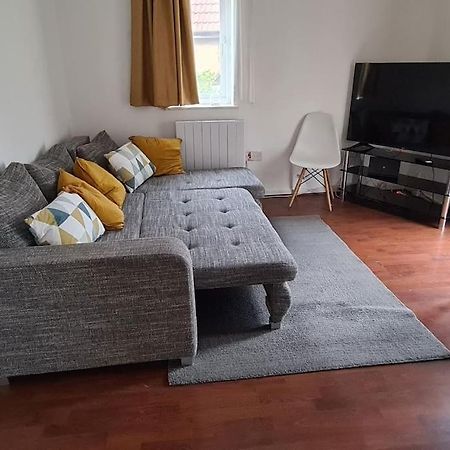 Private 2 Bed Flat Close To Excel & City Airport Londra Dış mekan fotoğraf