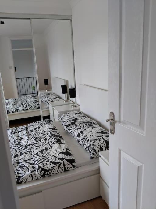 Private 2 Bed Flat Close To Excel & City Airport Londra Dış mekan fotoğraf