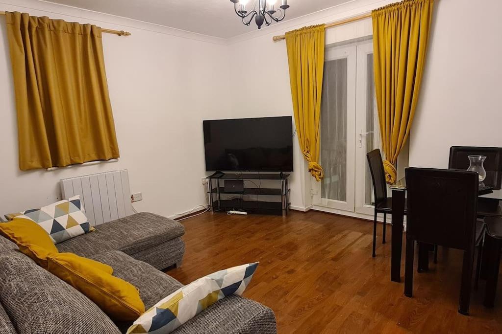 Private 2 Bed Flat Close To Excel & City Airport Londra Dış mekan fotoğraf