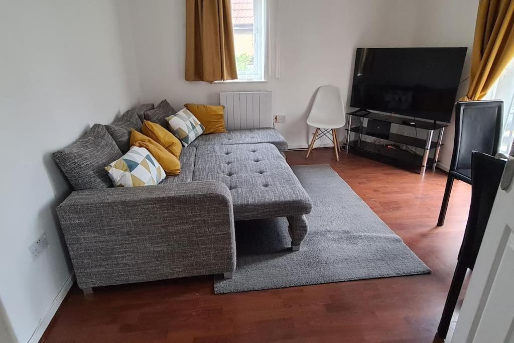 Private 2 Bed Flat Close To Excel & City Airport Londra Dış mekan fotoğraf