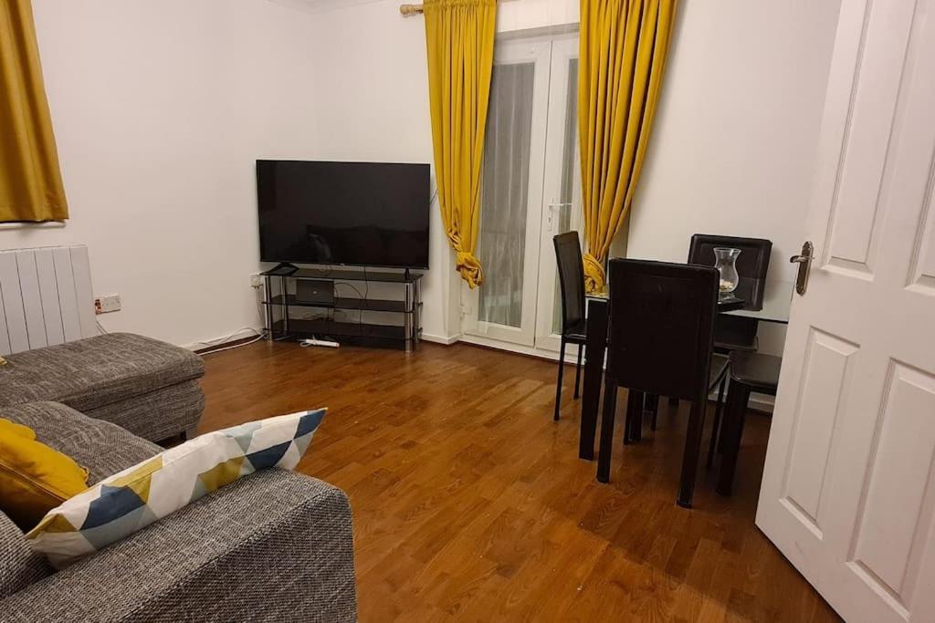 Private 2 Bed Flat Close To Excel & City Airport Londra Dış mekan fotoğraf