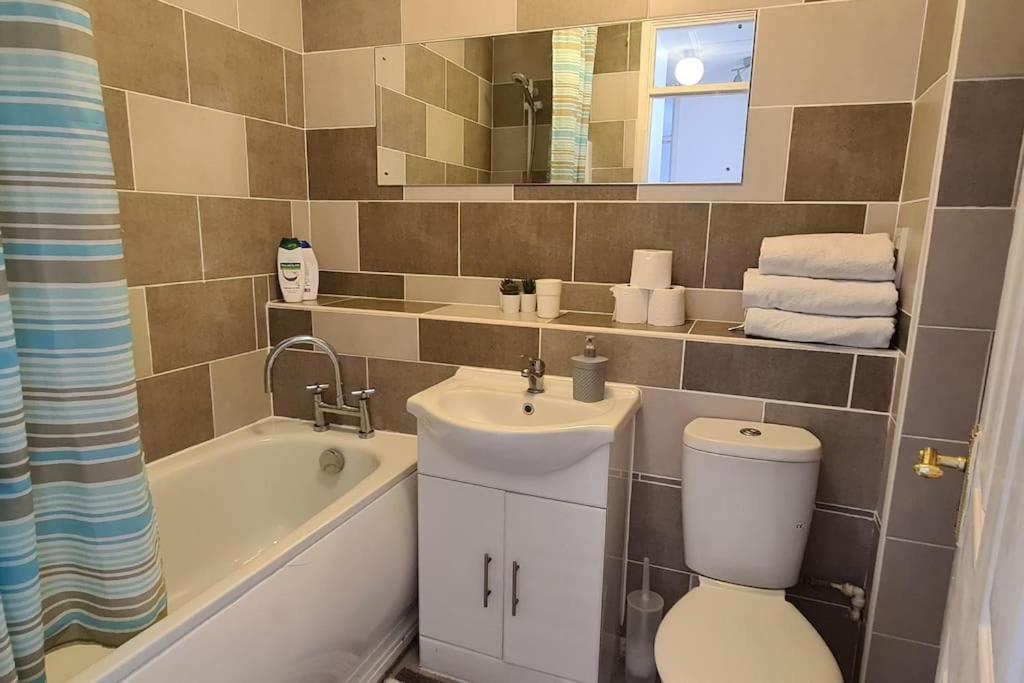 Private 2 Bed Flat Close To Excel & City Airport Londra Dış mekan fotoğraf